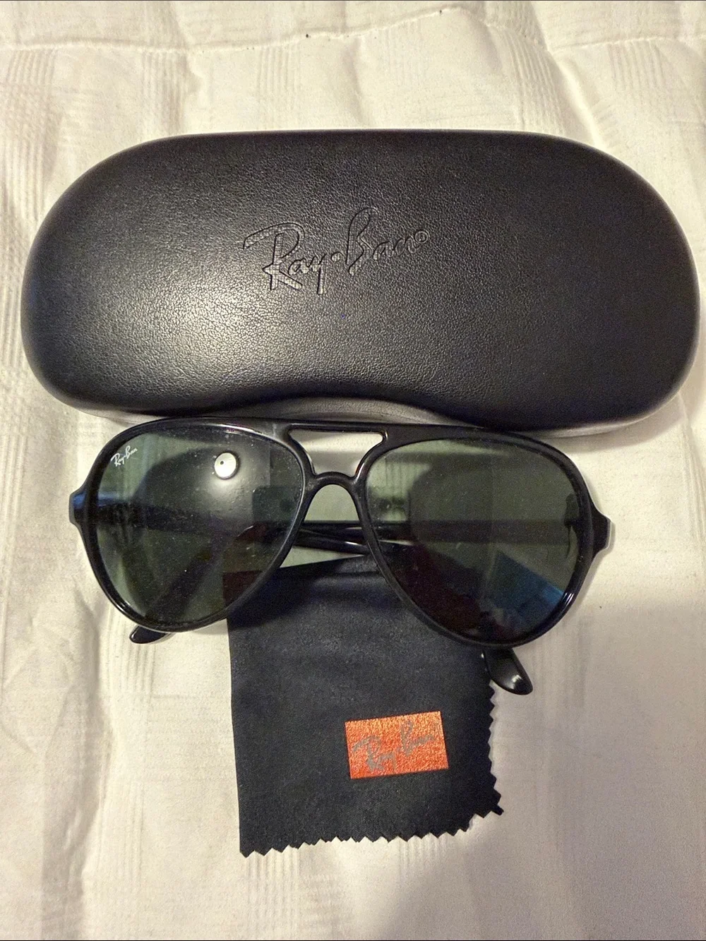 Ray-Ban Black Aviator Cats 5000 Sunglasses with Dark Green Lenses and Black Case